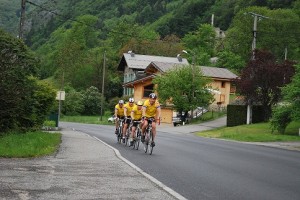 The peleton heads out of Thonon